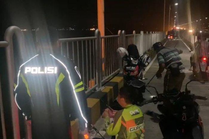 Puluhan pemotor di jembatan suramadu digaruk polisi. Nekat duduk santai di jembatan demi hobi