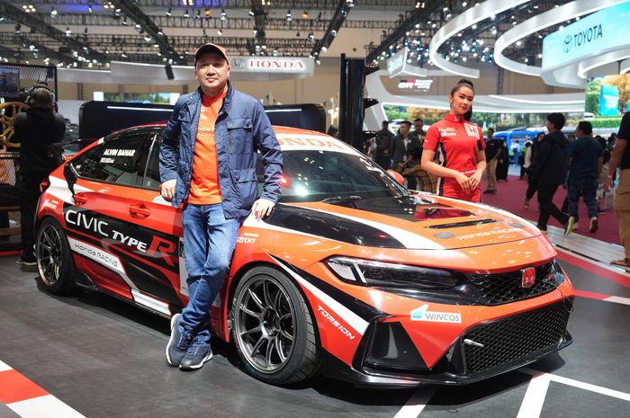 Alvin Bahar bersama Civic Type R