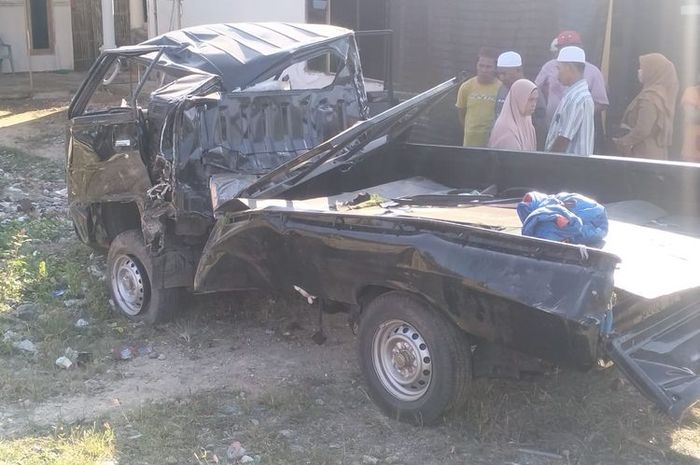 Mitsubishi L300 terpelanting di jalan raya Lenteng, desa Lembung Timur, Lenteng, Sumenep, Madura, Jawa Timur, (22/7/24).