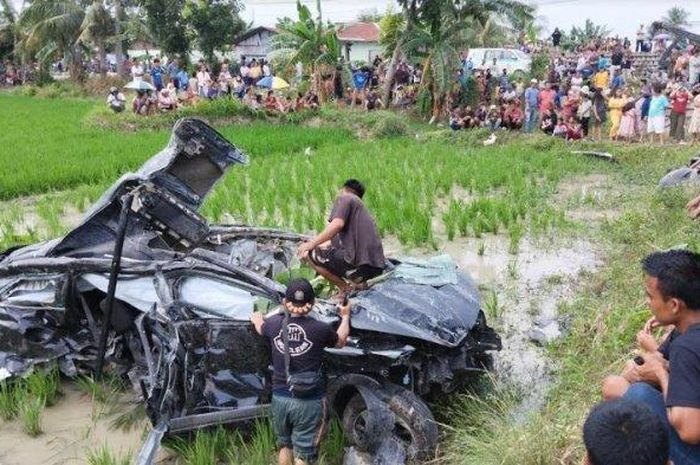 Toyota Rush berisi satu keluarga hancur lebyur tak berbentuk mental diterjang KA Sri Bilah di desa Pagar Jati, Lubuk Pakam, Deli Serdang, Sumatera Utara, (21/7/24)