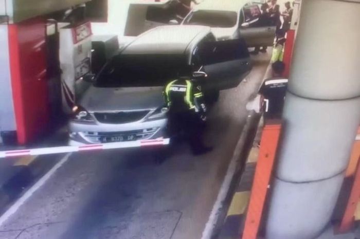 Toyota Avanza yang dikepung Polisi karena membawa 30 kg Sabu-sabu di Bakauheni