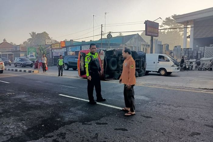 Microbus terguling di jalan raya Jogja-Magelang, Jumoyo, Salam, Magelang, Jawa Tengah