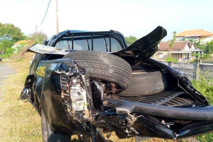 Triton dan Navara bea cukai kecelakaan di Tol Jombang saat melakukan pengejaran mobil yang angkut rokok ilegal