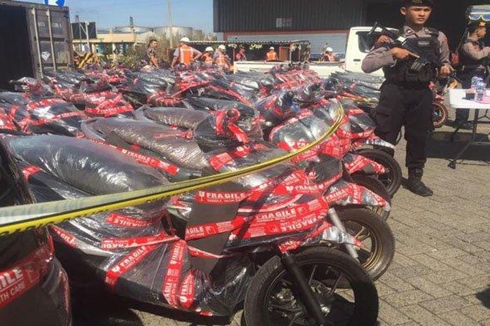 Polisi membongkar praktik penyelundupan dua mobil dan 34 motor ilegal tujuan Timor Leste di pelabuhan Tanjung Perak Surabaya