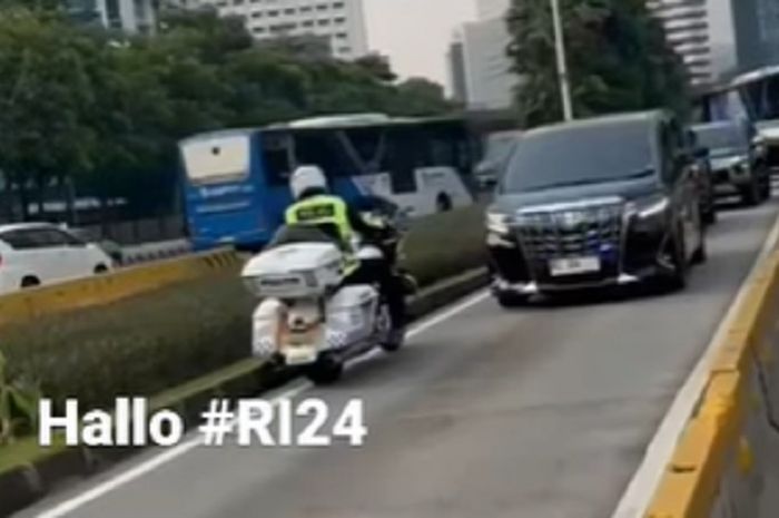 Toyota Alphard dengan nopol RI 24 kejebak macet di jalur bus Transjakarta
