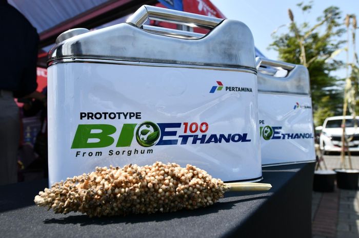 Kemasan Prototype Bioethanol menggunakan bahan dari Sorgum saat acara Pengisian Perdana Bioethanol Sorgum Pertamina &amp; Toyota yang diselenggarakan di ICE BSD, Tangerang pada Rabu (24/7/2024).