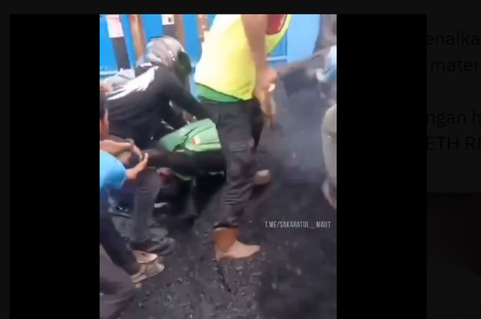 Proses penyelamatan pengendara ojek online yang tertimbun pasir aspal panas setengah badan akibat truk pengangkut terguling di Tanjung Sari, Medan Selayang, kota Medan Sumatera Utara