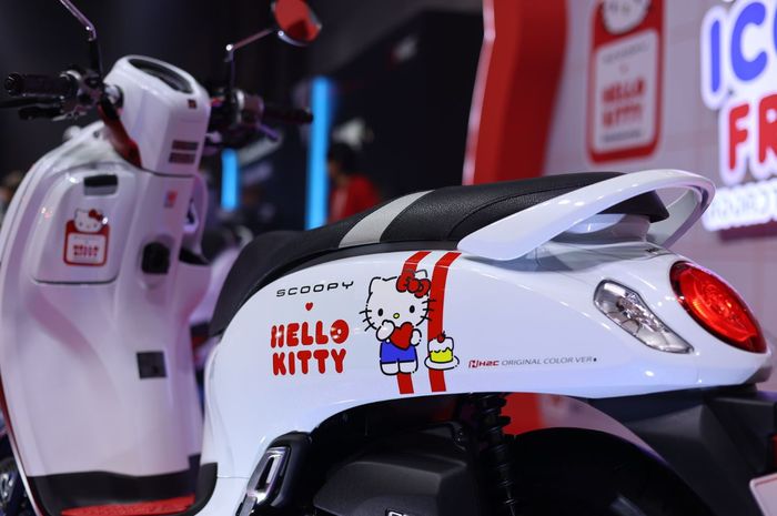 tampilan imut Honda Scoopy Hello Kitty Edition