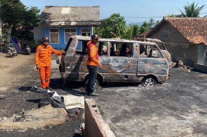 Daihatsu Hijet dan Mitsubishi Colt T100 ludes ikut dijilat kebakaran warung di  terbakar kampung Joglo, Cikundul, Lembursitu, kota Sukabumi, Jawa Barat