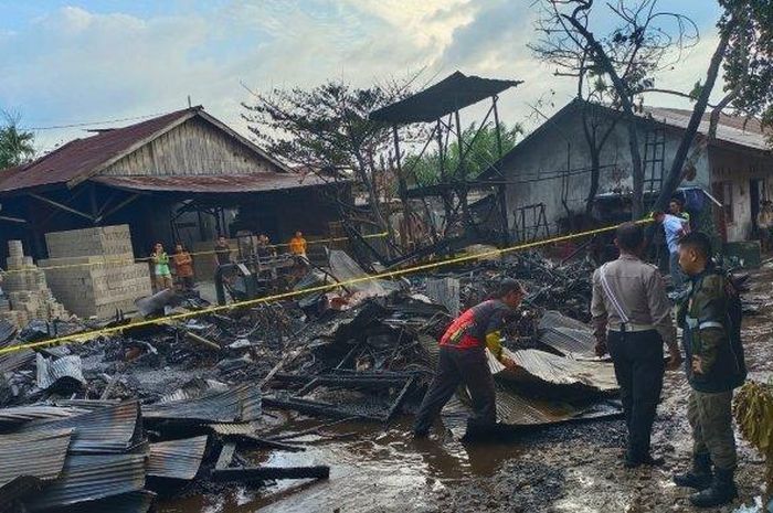 Kondisi bengkel motor dan 20 unit motor yang terbakar habis di Jl Bukit Keminting, Jekan Raya, kota Palangkaraya, Kalimantan Tengah