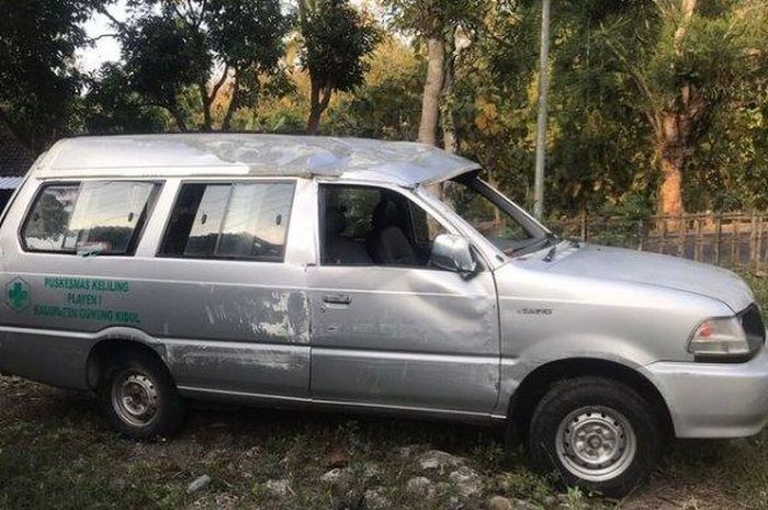 Toyota Kijang Kapsul milik Puskesmas Playen I Gunung Kidul terguling ke kiri dua kali saat menyalip truk di Jl Yogyakarta-Wonosari KM 27, Patuk, Gunung Kidul