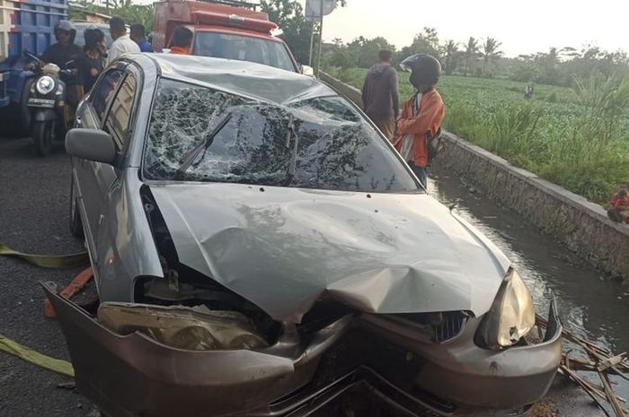 Toyota Corolla Altis terjun ke selokan lalu terguling akibat pengemudi alami vertigo dadakan