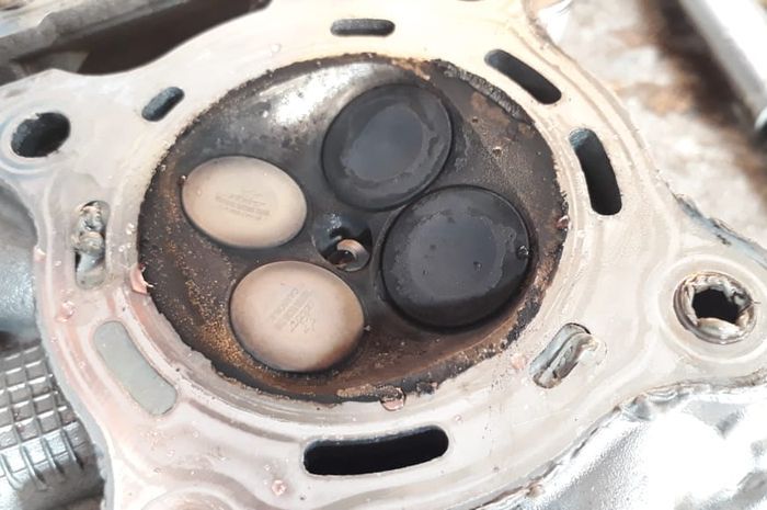 Biaya bersihkan kerak di ruang bakar mesin motor di bengkel spesialis 