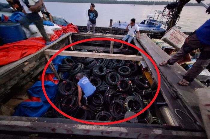 Dalam lingkaran merah ribuan ban motor dan mobil bekas ilegal asal Malaysia yang hendak dikirim ke Indonesia lewat jalur air