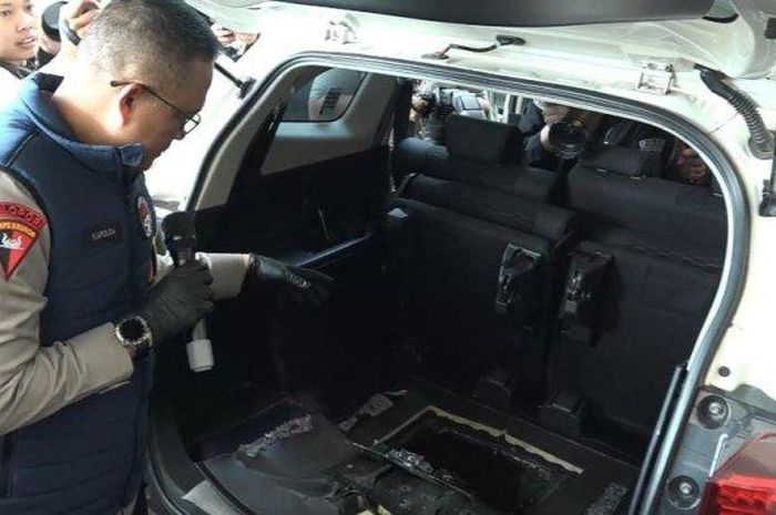 Kapolda Jatim, Irjen Pol Imam Sugianto tunjukan bunker buatan anak buah Fredy Pratama di bagasi Toyota Rush untuk simpan sabu-sabu