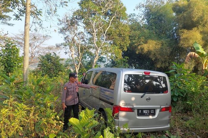 Nissan Evalia yang terjebak di tengah kuburan desa Sidabowa, Patikraja, Banyumas, Jawa Tengah.