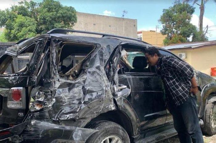 Kondisi Toyota Fortuner usai kayang tatap langit usai kejegal pembatas terbang timpa pedagang bandrek di Medan Sunggal, kota Medan, Sumatera Utara