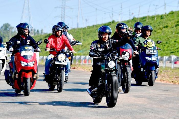 Jokowi mengendarai Kawasaki W175 kustom saat meninjau pembangunan jalan di IKN