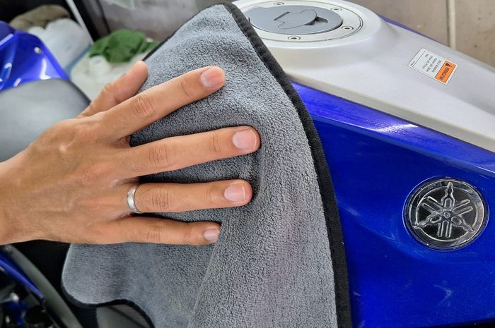 Ilustrasi pemakaian cairan wax di bodi motor bekas