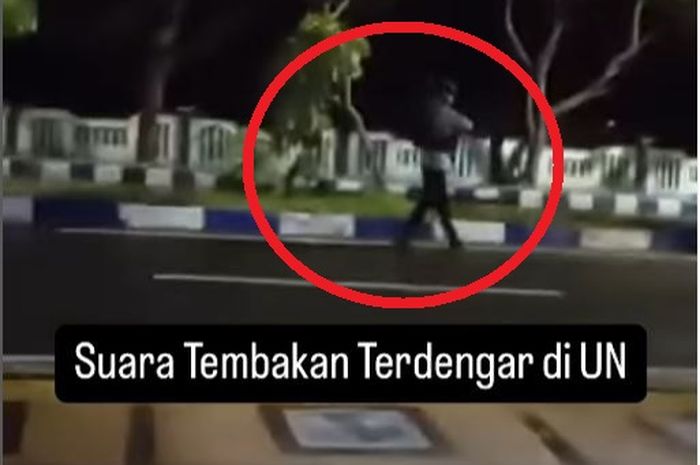 Dalam lingkaran merah, anggota Polisi bersenjata yang terlibat bentrok antara anggota Polres Tual Maluku dengan Brimob