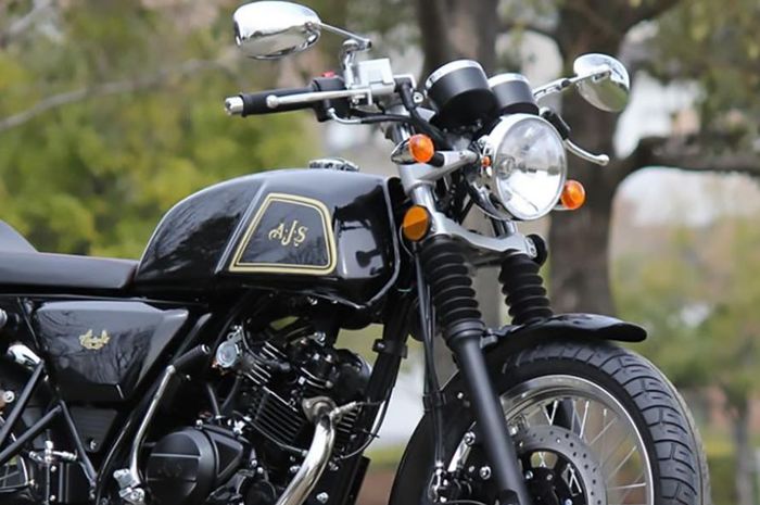 punya tampilan ala moge cafe racer, motor baru AJS Cadwell 125 ternyata lebih kecil dari Kawasaki W175