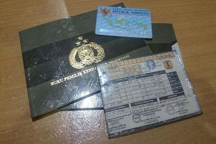 Foto ilustrasi dokumen yang diperlukan untuk perpanjang STNK, salah satunya KTP.