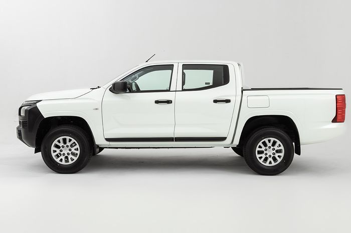 Profil samping Mitsubishi Triton HDX.