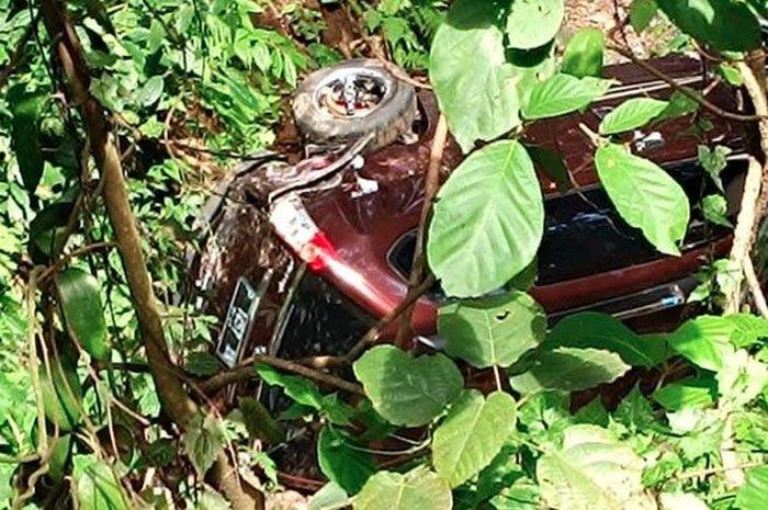 Daihatsu Xenia tergeletak di semak-semak yang berada di kedalaman 30 meter