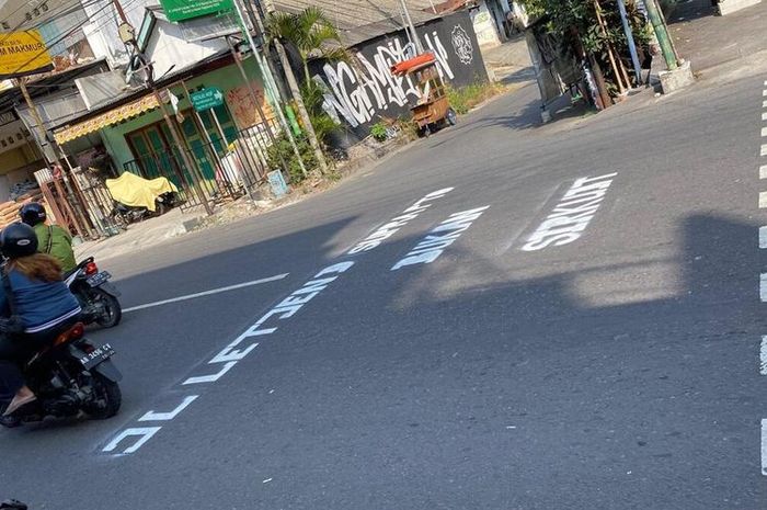 Aspal Jalan Letjen Suprapto, Kemantren Ngampilan, kota Yogyakarta, DIY bertuliskan 