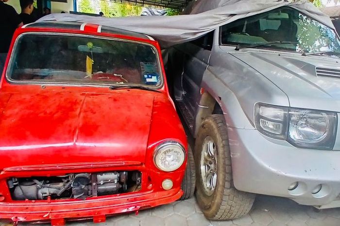 Austin Mini dan Mitsubishi Pajero Evolution selundupan asal Serawak, Malaysia yang tertangkap Bea Cukai Kalimantan Bagian Barat