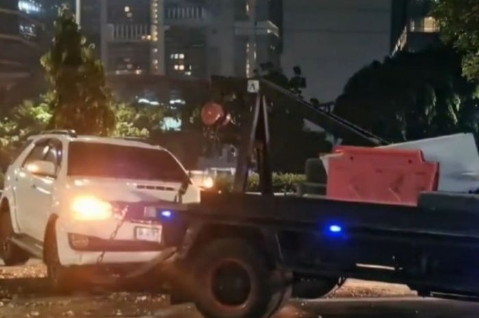 Toyota Fortuner dievakuasi setelah terjang beton separator busway di Jl Gatot Subroto, Kebayoran Baru, Jakarta Selatan