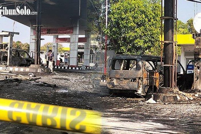 Kebakaran hebat SPBU 44.571.31 Colomadu, Karanganyar, Jawa Tengah akibat muncul api dari bagian belakang Daihatsu Luxio