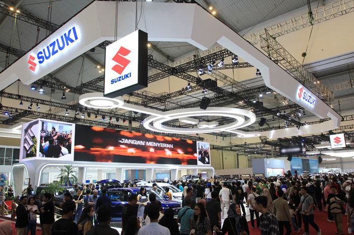 Pengunjung booth Suzuki Indonesia di GIIAS 2024
