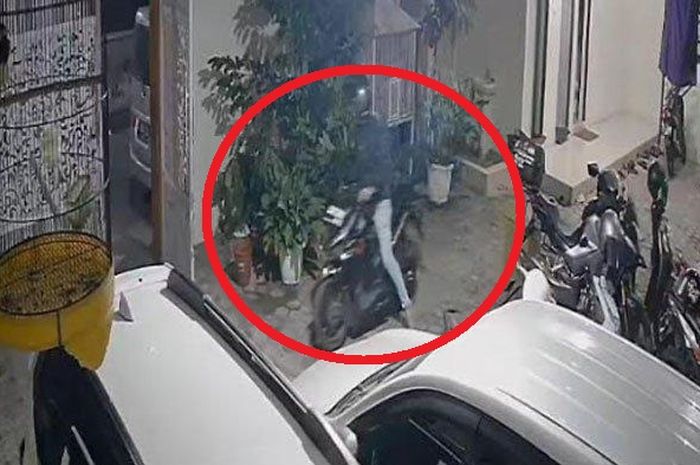 Dalam lingkaran merah, pelaku pencurian menggondol dua unit Honda Vario 125 sekaligus dari rumah kost di Jl Sentot Prawirodirjo, Kaliwates, Jember, Jawa Timur