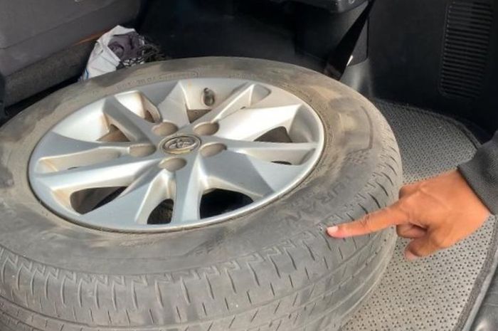 Pemilik Toyota Kijang Innova Reborn tunjukan ban yang bocor hingga akhirnya jadi korban perampokan Rp 102 juta di Cianjur, Jawa Barat