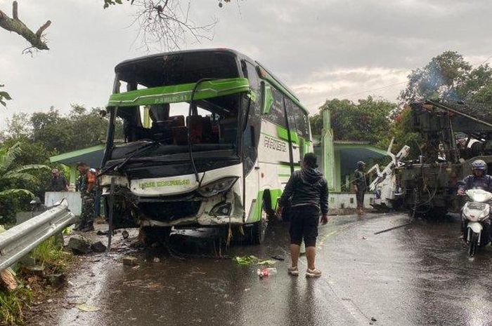 Bus Pariwisata masuk jurang