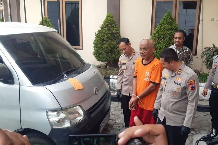 Suwito (53) berbaju oranye, pelaku pencurian Daihatsu Gran Max milik DLH Klaten lalu diganti pelat nomor untuk berdagang lukisan di Bandungan, kabupaten Semarang