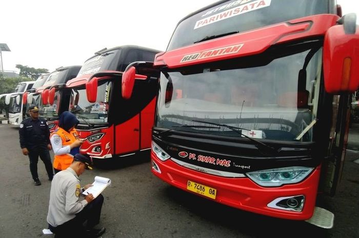 Ramp Check 36 unit bus Pariwisata di terminal Titonadi, Solo yang akan diberangkatkan ke Ibu Kota Nusantara (IKN), Kalimantan