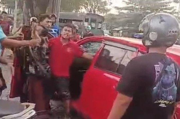 Toyota Calya yang seret polisi di kap mobil terungkap adalah barang panas alias tarikan debt collector yang tidak disetor