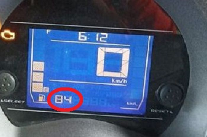 Dalam lingkaran merah, kode error 84 di Yamaha NMAX
