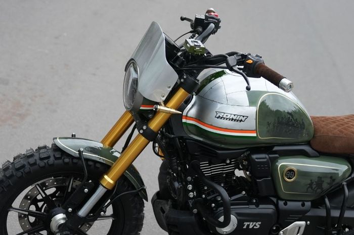 penampakan motor retro TVS Ronin Parakram, versi kustomisasi bergaya flat tracker dengan livery ala militer India