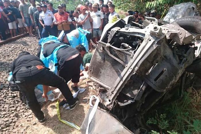 Toyota Avanza nyaris tertekuk bodinya usai lawan kereta api parcel. 1 tewas