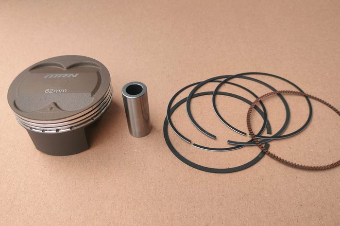 Piston aftermarket biasanya ditawarkan satu set berikut ring, pen dan klip