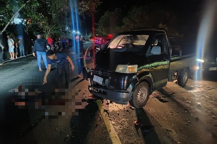 Suzuki Mega Carry ditabrak motor hingga dua pengendaranya mental dan tewas di lokasi di jalan raya desa Suli, Salahutu, Maluku Tengah, Maluku