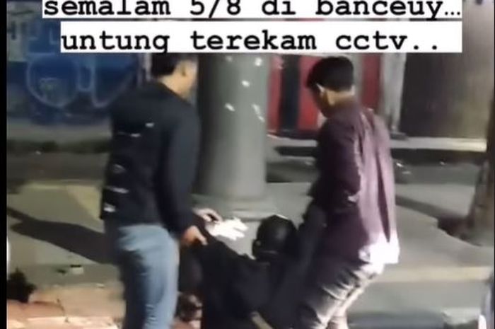 Pemerasan modus tabrakan diri ke mobil yang dilakukan tiga orang di Jl Banceuy, kota Bandung, Jawa Barat