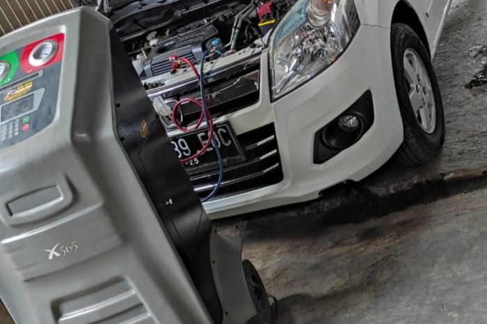 Isi oli kompresor AC mobil pakai alat robotic khusus