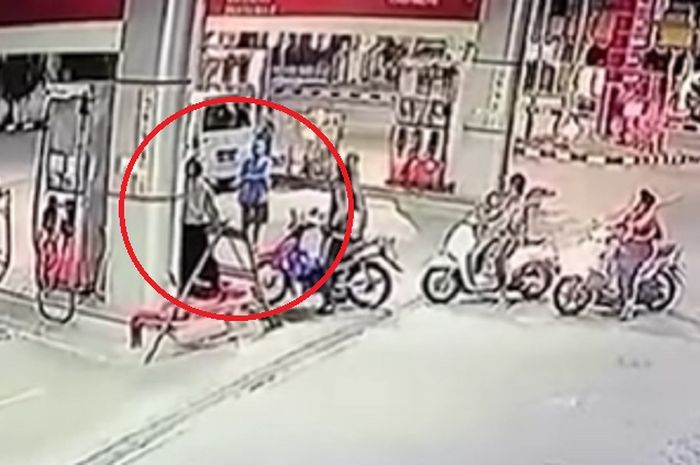 Seorang pria dikeroyok penumpang Gran Max gegara diperingatkan buang puntung rokok di SPBU