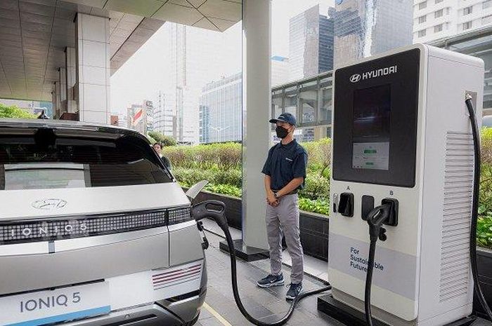 Hyundai Ultra Fast Charging Station hadir di mal Plaza Indonesia, Jakarta. 
