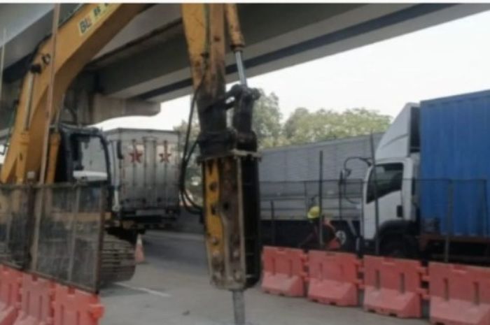 Ada perbaikan jalan di KM 62 akan membuat badan jalan menyempit 