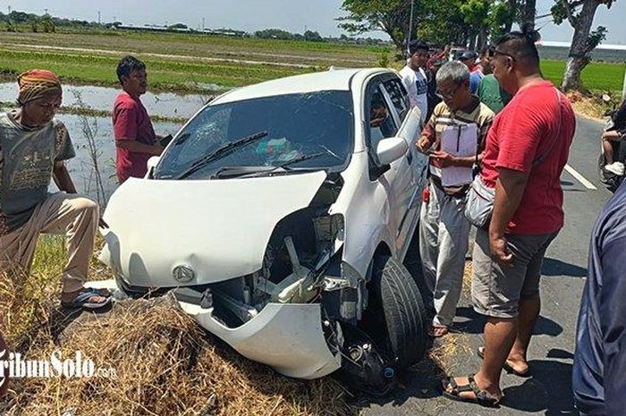 Daihatsu Ayla hantam tunggak pohon di jalan raya Juwiring-Delanggu, desa Bulurejo, Juwiring, Klaten